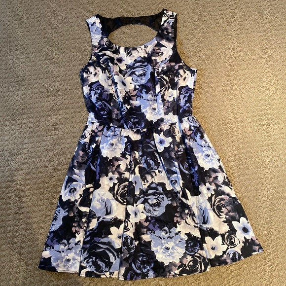 Mini Chica Floral Dress - Size Medium - Picture 1 of 6